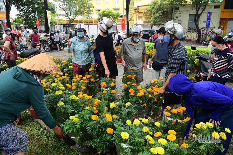 Tiểu thương rướm nước mắt bán tháo, cắt bỏ hoa ế ngày 30 Tết
