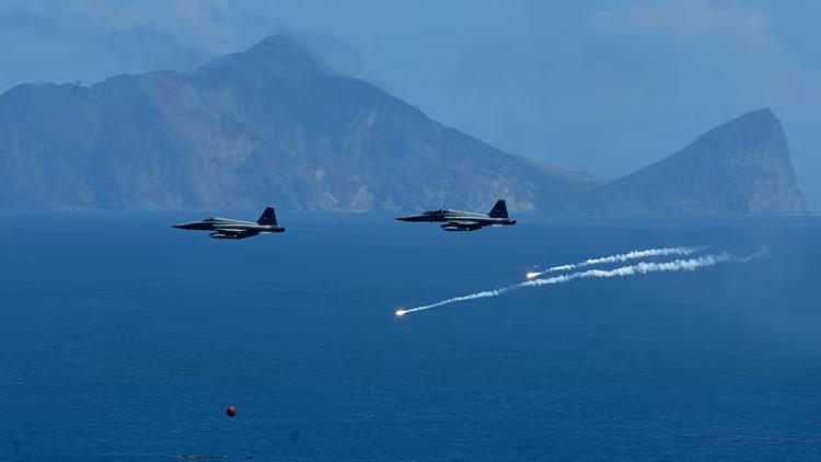 Máy bay chiến đấu Đài Loan va chạm trên không: 1 người chết, 1 người mất tích - 1