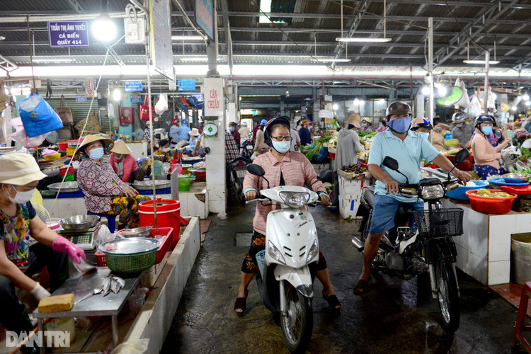 Những hoạt động nào ở TPHCM dự kiến được mở dần thời gian tới? - 2