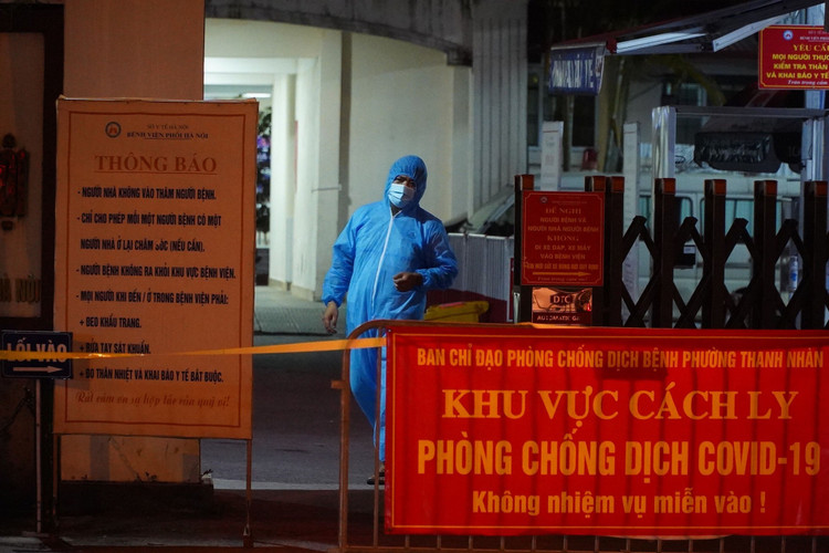 Bệnh viện Phổi Hà Nội phát hiện 9 ca dương tính SARS-CoV-2 - 1