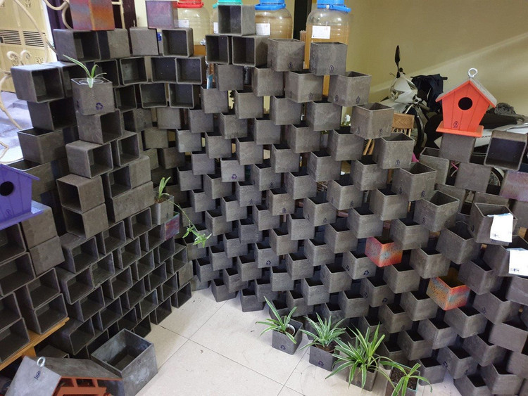 Mỗi chiếc chậu nhỏ xinh kích thước 12x12 này được tái chế từ 80 vỏ hộp sữa.