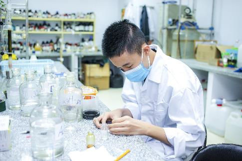 Chia sẻ về trải nghiệm nghiên cứu ngay từ khi học cấp 3, em Nguyễn Tử Minh bày tỏ, em học được cách làm việc, suy nghĩ và giải quyết các vấn đề như một nhà khoa học thực thụ.