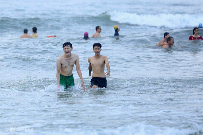 Người dân Đà Nẵng tắm biển trở lại, sáng 10/7. Ảnh: Đông Dương.