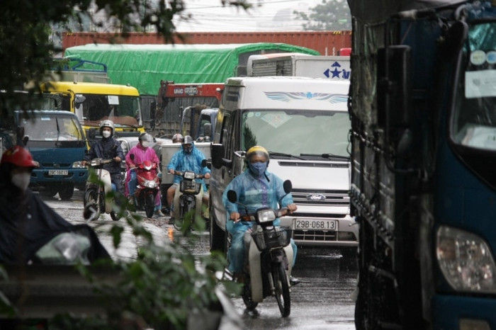 Đường 70 hà Đông - xa la tắc dài dưới cơn mưa sáng cuối tuần