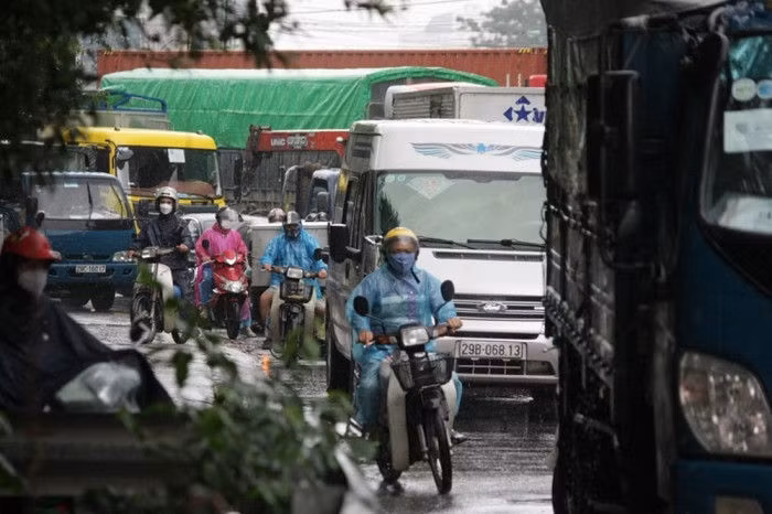 Đường 70 hà Đông - xa la tắc dài dưới cơn mưa sáng cuối tuần