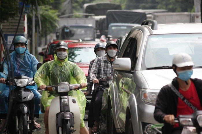 Đường 70 hà Đông - xa la tắc dài dưới cơn mưa sáng cuối tuần