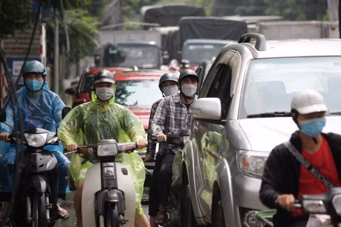 Đường 70 hà Đông - xa la tắc dài dưới cơn mưa sáng cuối tuần