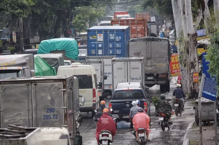 Đường 70 hà Đông - xa la tắc dài dưới cơn mưa sáng cuối tuần