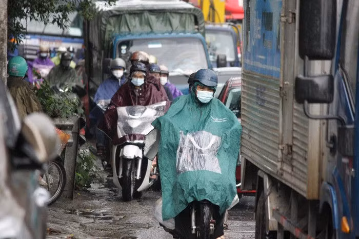 Đường 70 hà Đông - xa la tắc dài dưới cơn mưa sáng cuối tuần