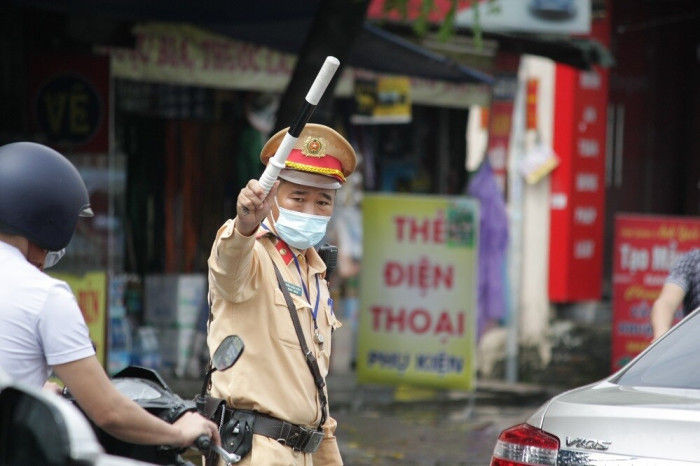 Đường 70 hà Đông - xa la tắc dài dưới cơn mưa sáng cuối tuần