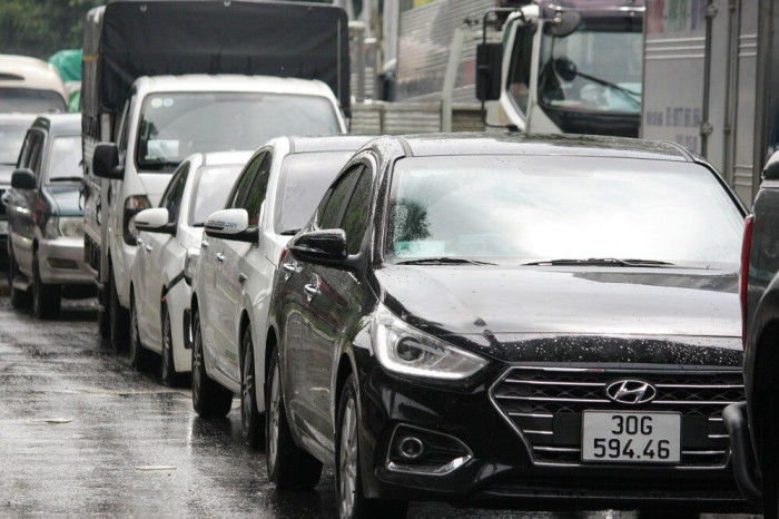 Đường 70 hà Đông - xa la tắc dài dưới cơn mưa sáng cuối tuần