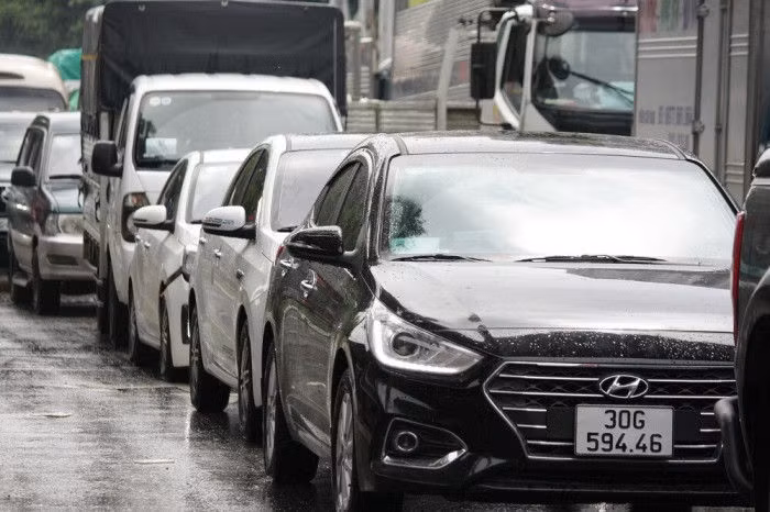 Đường 70 hà Đông - xa la tắc dài dưới cơn mưa sáng cuối tuần