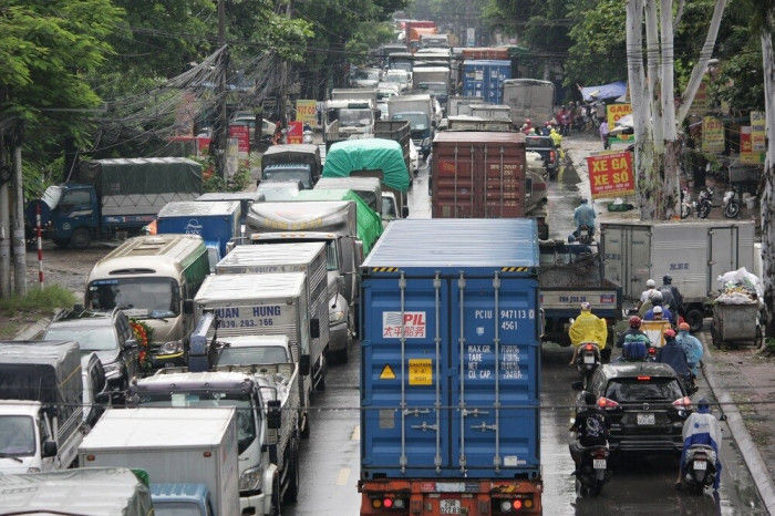 Đường 70 hà Đông - xa la tắc dài dưới cơn mưa sáng cuối tuần