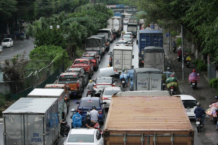 Đường 70 hà Đông - xa la tắc dài dưới cơn mưa sáng cuối tuần