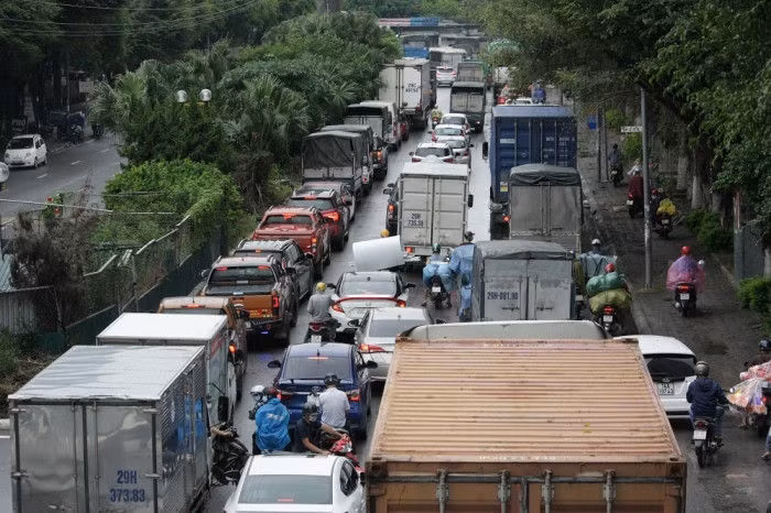 Đường 70 hà Đông - xa la tắc dài dưới cơn mưa sáng cuối tuần