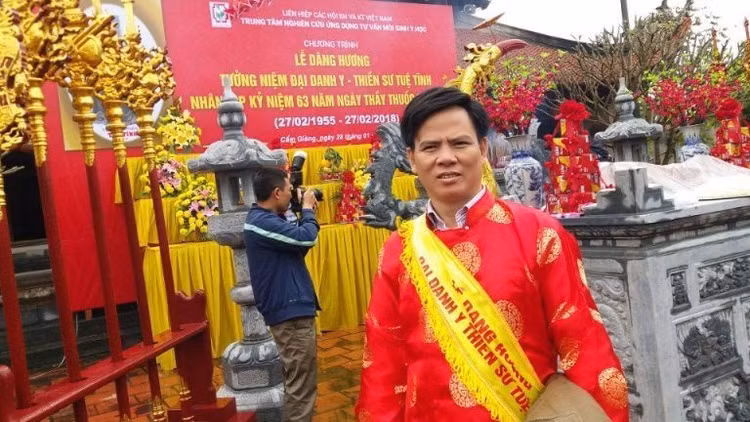 Lương y Phạm Ngọc Khánh.