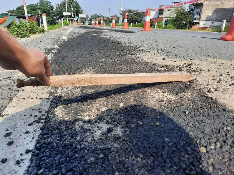 Vệt nứt gãy có chỗ lún sâu cả chục phân