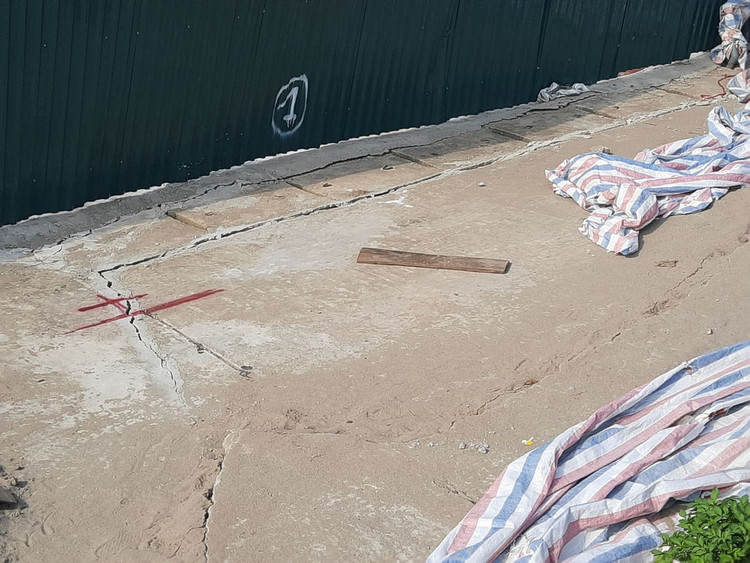 Mặt đê bị lún nứt và mặt đường gom đê sông Hồng cũng bị gãy, lún nghiêm trọng