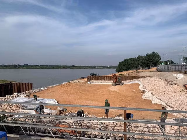 Dự án hiện đang được thi công nhưng có dấu hiệu trậm tiến độ, trong khi mùa mưa bão đang đến gần