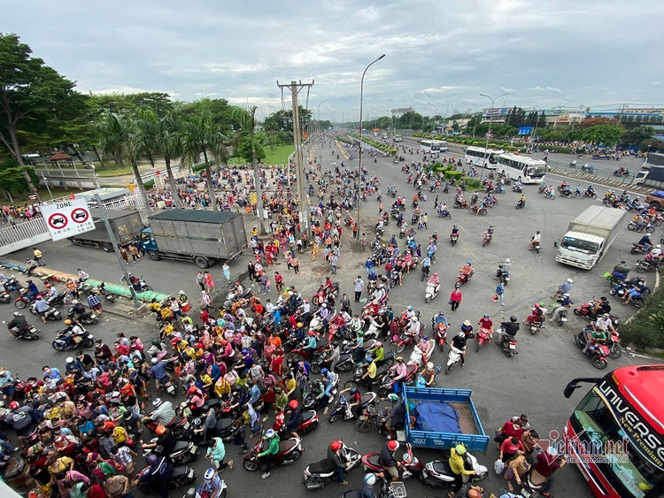 Xuất hiện ca F0 tại Công ty PouYuen, công nhân giãn cách từng nhóm lúc ra về