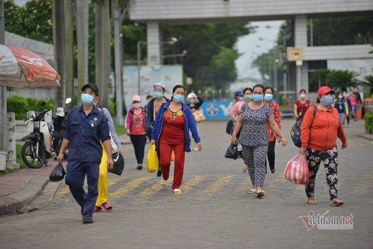 Xuất hiện ca F0 tại Công ty PouYuen, công nhân giãn cách từng nhóm lúc ra về