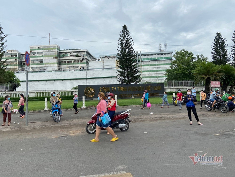 Xuất hiện ca F0 tại Công ty PouYuen, công nhân giãn cách từng nhóm lúc ra về