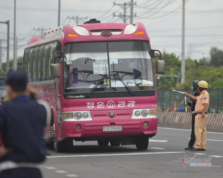 Xuất hiện ca F0 tại Công ty PouYuen, công nhân giãn cách từng nhóm lúc ra về