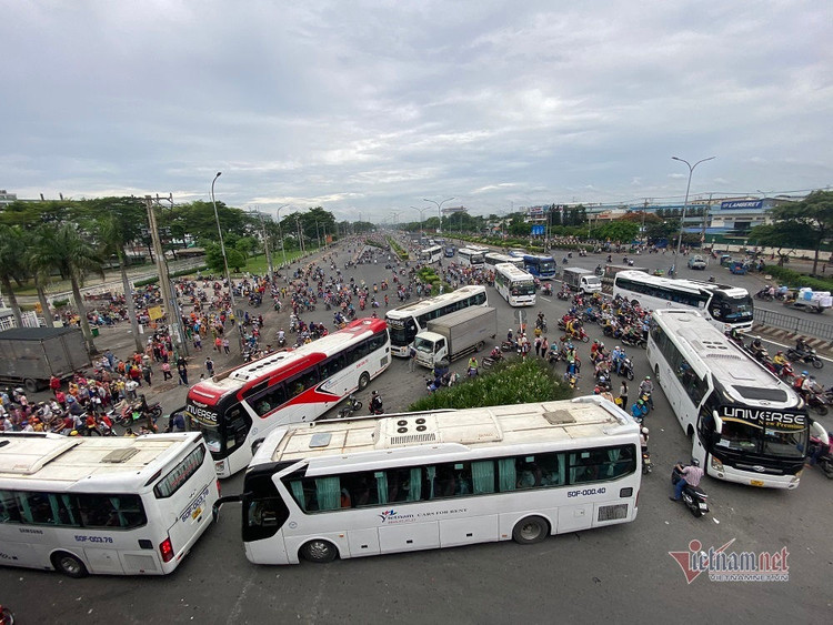Xuất hiện ca F0 tại Công ty PouYuen, công nhân giãn cách từng nhóm lúc ra về