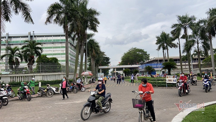 Xuất hiện ca F0 tại Công ty PouYuen, công nhân giãn cách từng nhóm lúc ra về