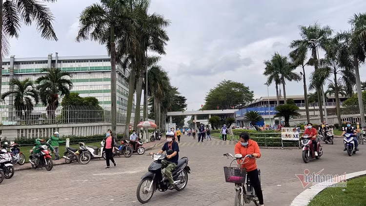 Xuất hiện ca F0 tại Công ty PouYuen, công nhân giãn cách từng nhóm lúc ra về