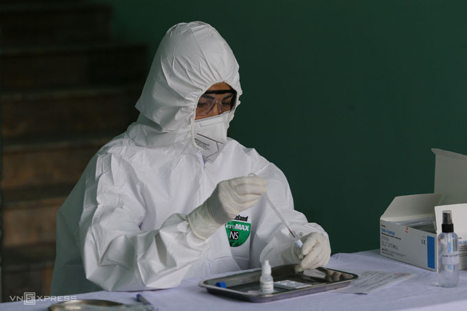 Xét nghiệm Covid-19 mẫu bệnh phẩm tại Hà Nội. Ảnh: Tất Định.