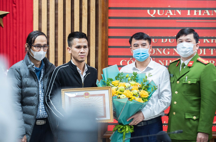 be gai roi tu tang 12A anh 2