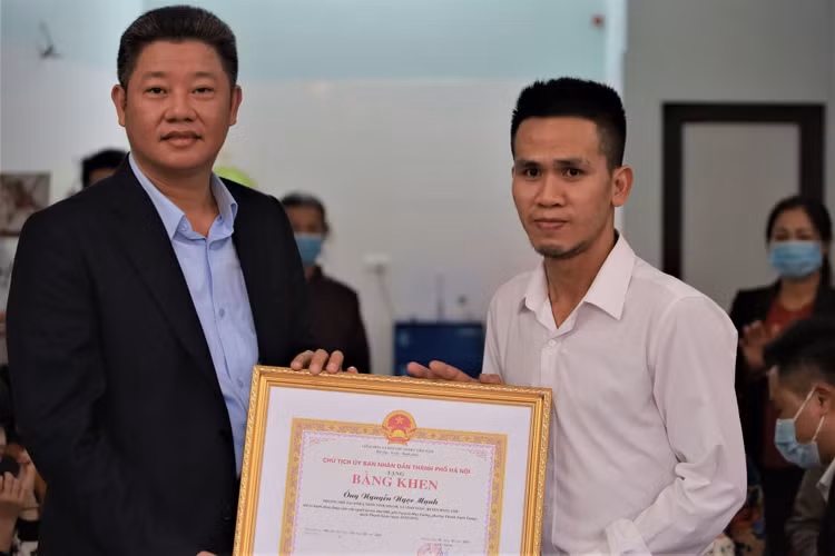 cuu be gai roi tu tang 12A anh 1