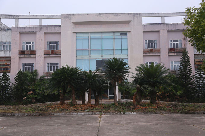 Khu nhà điều hành của dự án bỏ hoang. Ảnh: Phạm Dự.