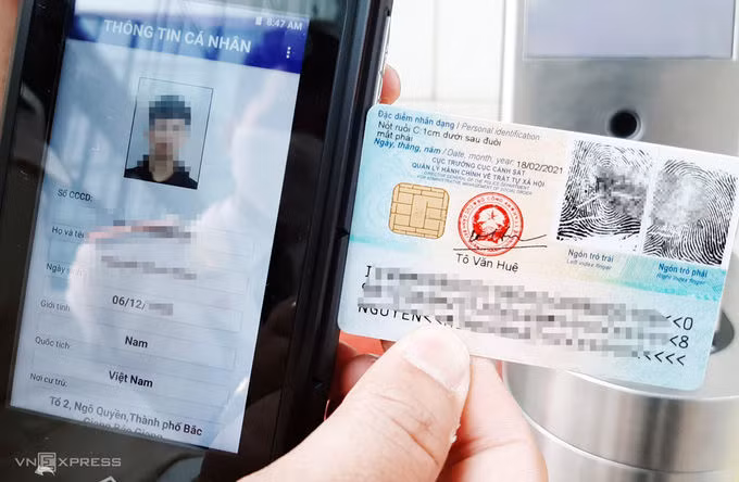 Cấp hơn 1,2 triệu thẻ căn cước công dân gắn chip ảnh 1 Mặt sau của thẻ căn cước có gắn chip điện tử lưu trữ hàng chục thông tin sinh trắc học, vân tay của công dân. Ảnh: Bá Đô