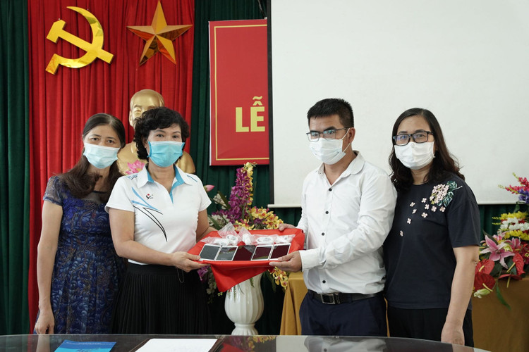 Chuyện về giảng viên xin điện thoại cũ, sửa xuyên đêm tặng học trò nghèo - 2