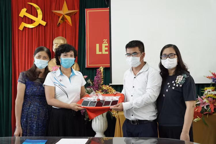 Chuyện về giảng viên xin điện thoại cũ, sửa xuyên đêm tặng học trò nghèo - 2