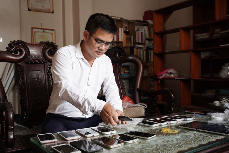 Chuyện về giảng viên xin điện thoại cũ, sửa xuyên đêm tặng học trò nghèo - 3