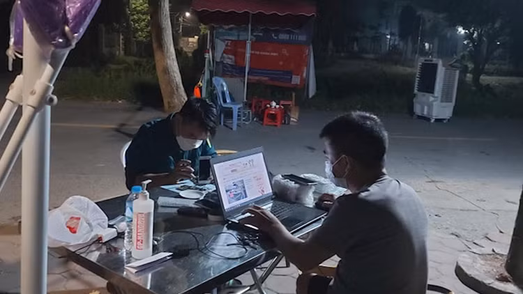 Chuyện về giảng viên xin điện thoại cũ, sửa xuyên đêm tặng học trò nghèo - 1