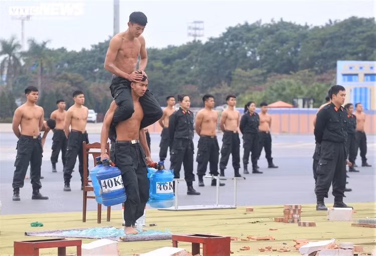 Ảnh: Hơn 6.000 người cùng xe bọc thép xuất quân bảo vệ Đại hội XIII của Đảng - 9