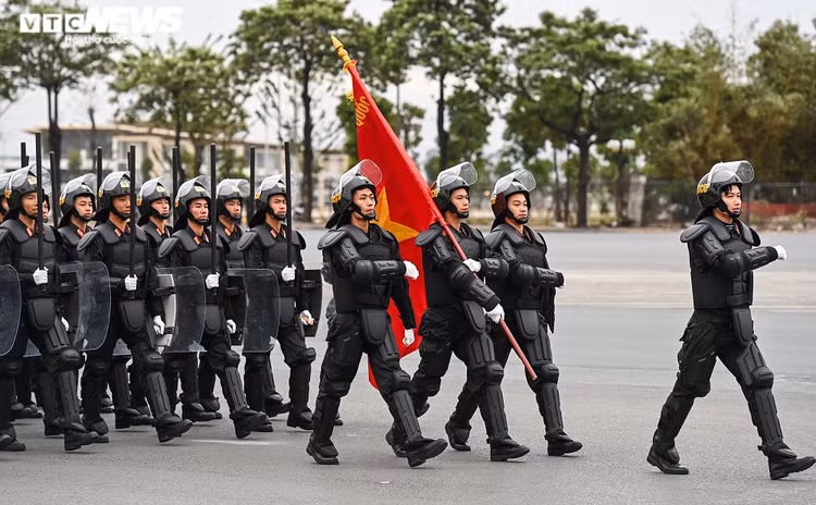 Ảnh: Hơn 6.000 người cùng xe bọc thép xuất quân bảo vệ Đại hội XIII của Đảng - 3