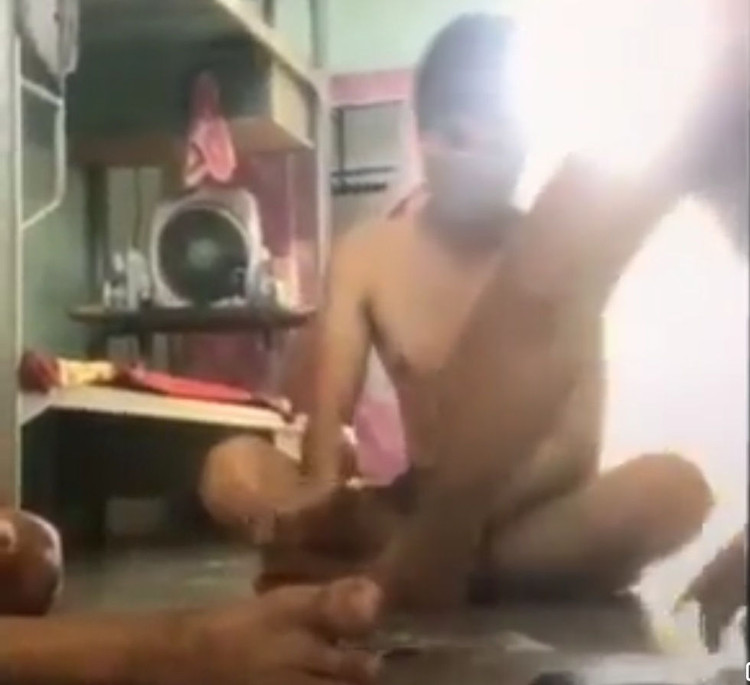 Đánh bài trong khu cách ly, tự nhận mức phạt... mặc đồ bảo hộ đi nhặt rác - ảnh 2