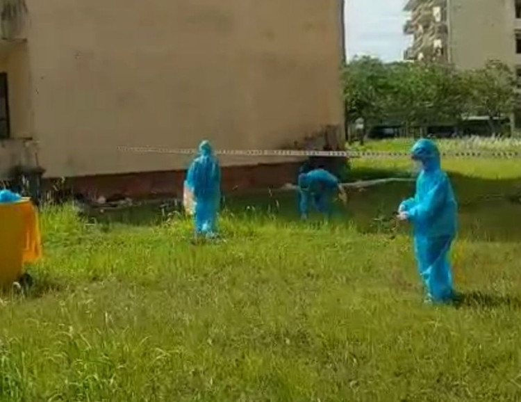 Đánh bài trong khu cách ly, tự nhận mức phạt... mặc đồ bảo hộ đi nhặt rác - ảnh 3