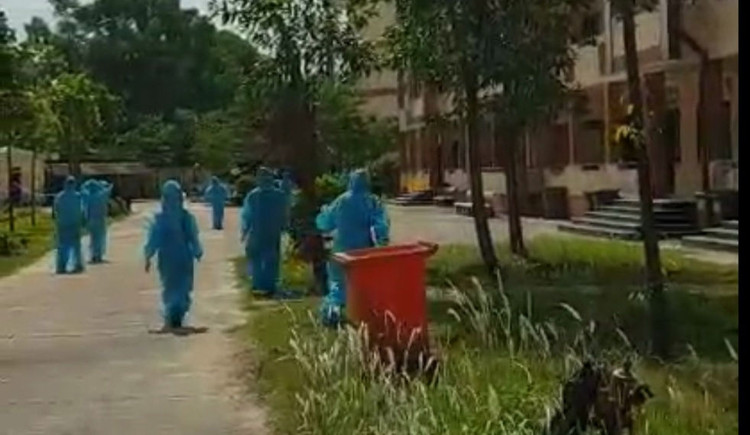 Đánh bài trong khu cách ly, tự nhận mức phạt... mặc đồ bảo hộ đi nhặt rác - ảnh 1