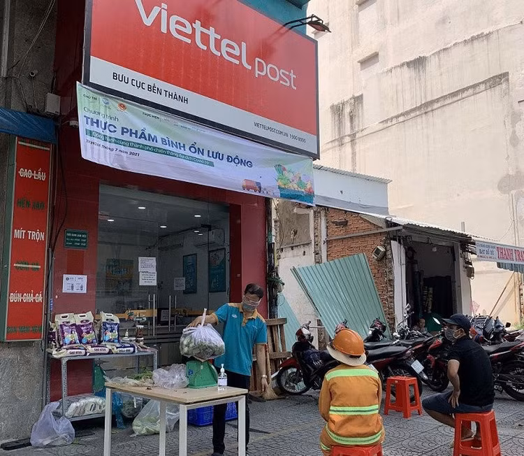 Một bưu cục Viettel Post đã bán thực phẩm tại TP.HCM /// Ảnh:VP