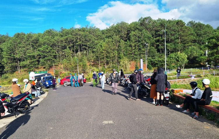 Nhiều thanh thiếu niên tụ tập, vui chơi tại thắng cảnh hồ Tuyền Lâm /// G.B