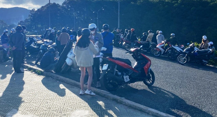 Bất chấp dịch Covid-19, hàng chục thanh thiếu niên vui chơi ở thắng cảnh hồ Tuyền Lâm - ảnh 1