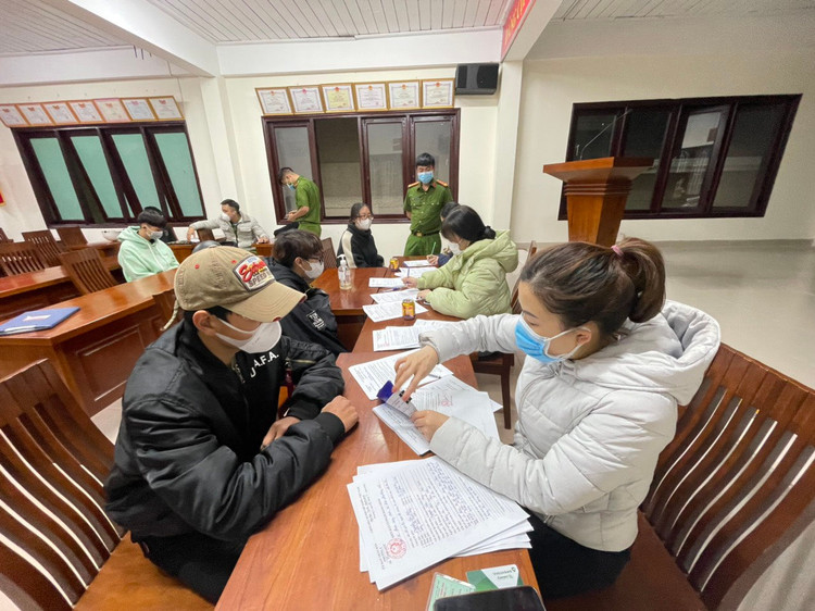 Bất chấp dịch Covid-19, hàng chục thanh thiếu niên vui chơi ở thắng cảnh hồ Tuyền Lâm - ảnh 2