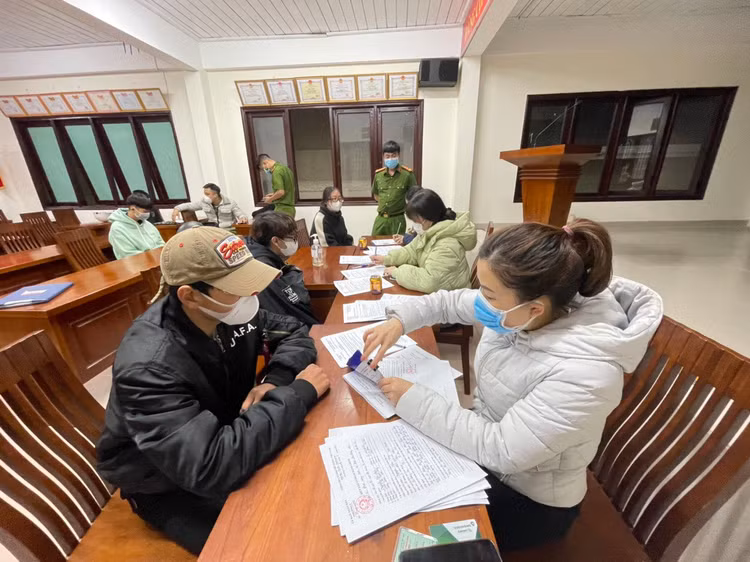 Bất chấp dịch Covid-19, hàng chục thanh thiếu niên vui chơi ở thắng cảnh hồ Tuyền Lâm - ảnh 2