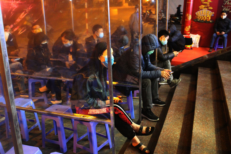 Cảnh tượng lạ lùng ngày vía Thần tài: Nơi đông đúc, chỗ vắng hoe - 1